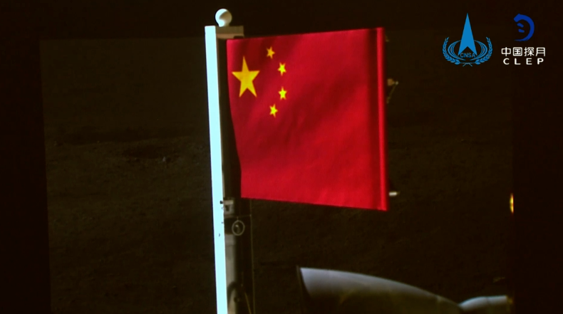 这两天最牛的事，是嫦娥六号在月球“发微博”、升国旗、挖汉字